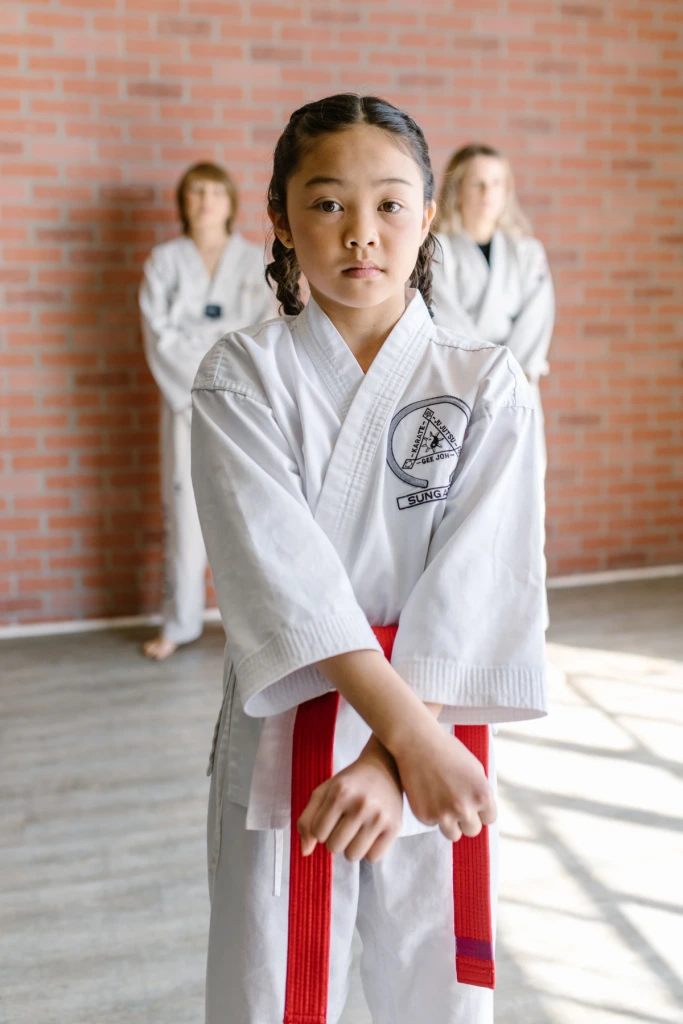 Jeune pratiquante d’arts martiaux en tenue blanche