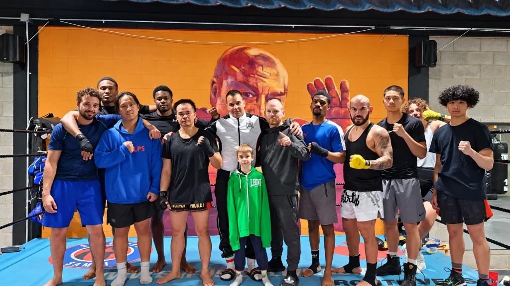 Groupe de pratiquants de GSC MMA réuni dans un ring